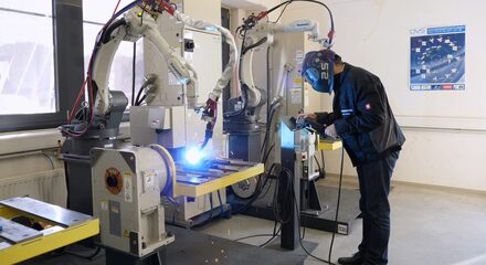 Robot & Welding Solutions - Material Steel - Hero Banner